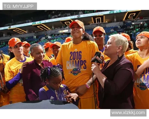 足球场上的篮球巨星揭秘：那些跨界运动员如何挑战极限成就传奇